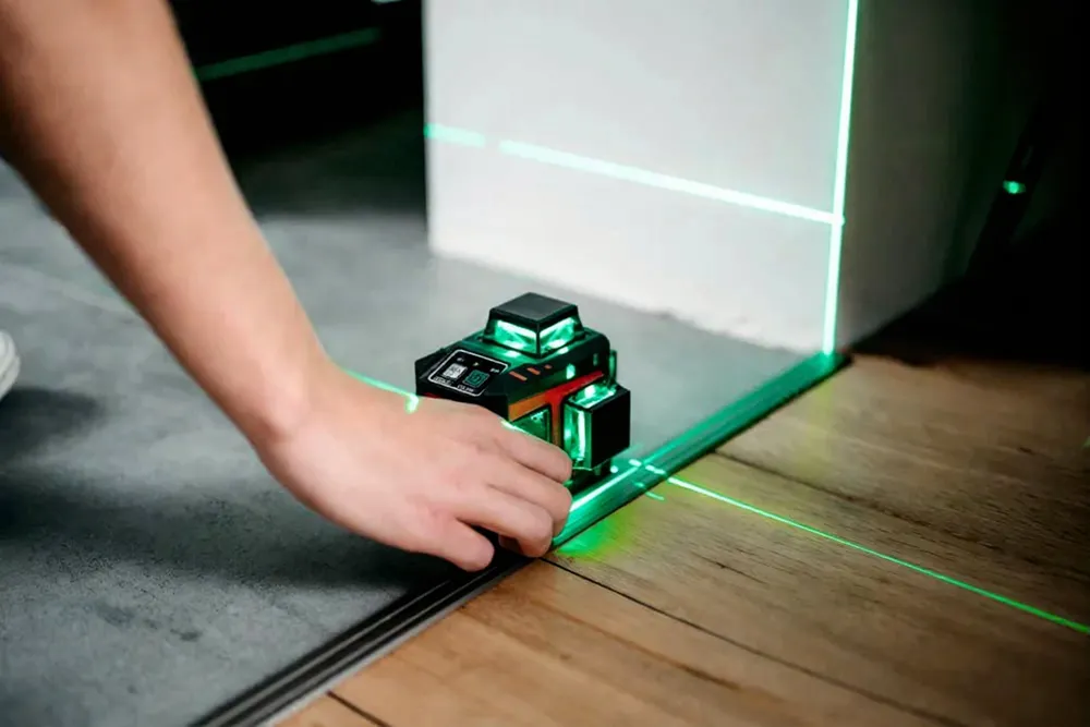 تراز و متر لیزری